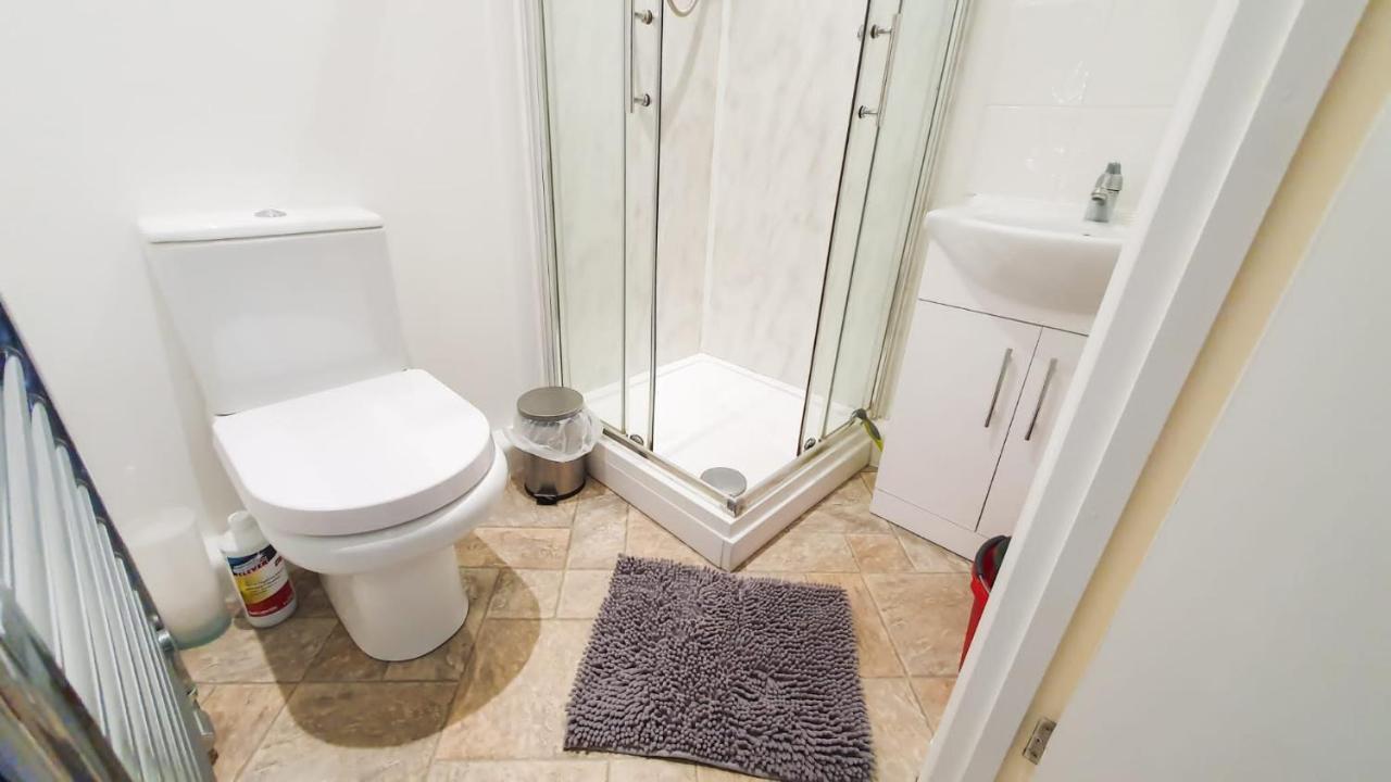Holiday home Cheerful 4-bedroom In With Free Parking On Premises