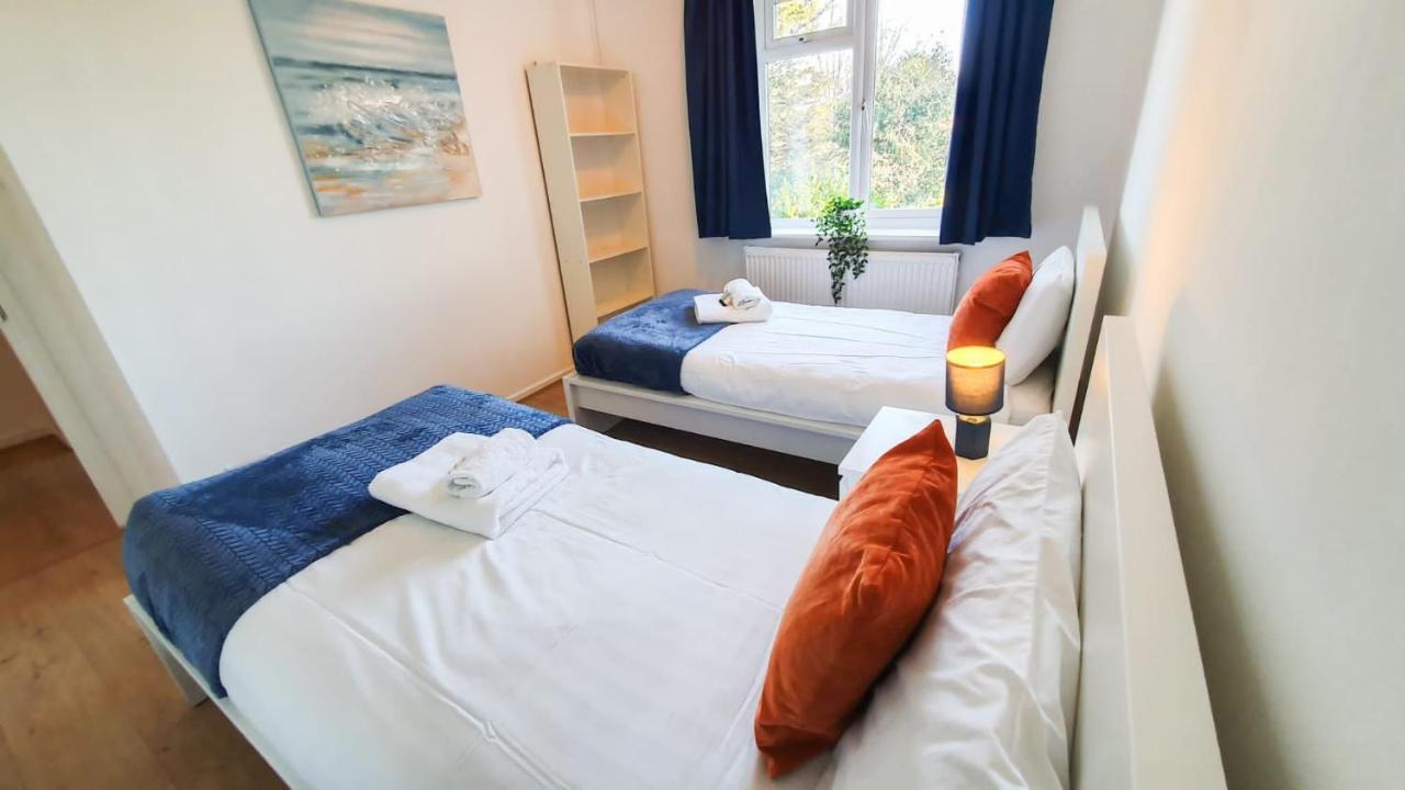 Holiday home Cheerful 4-bedroom In With Free Parking On Premises *