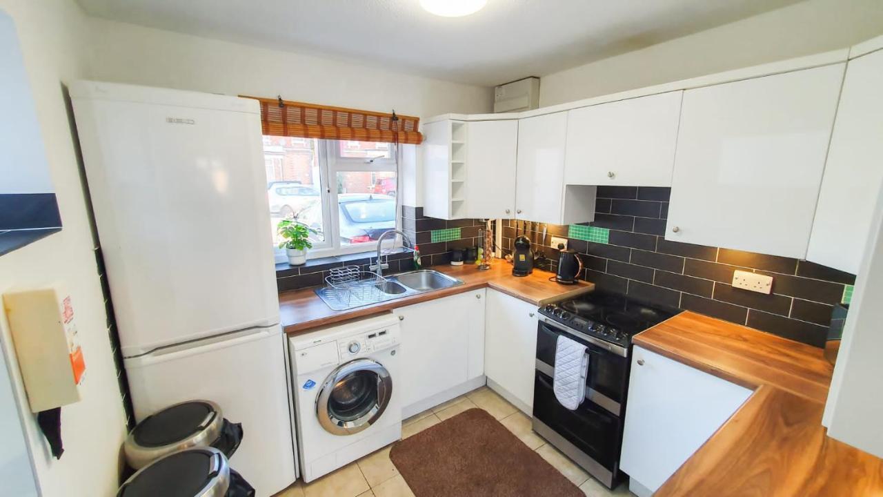 Holiday home Cheerful 4-bedroom In With Free Parking On Premises Cheltenham