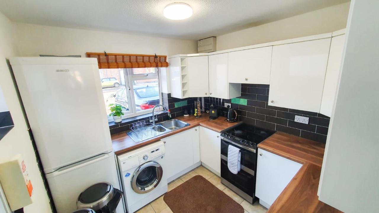 Cheerful 4-bedroom In With Free Parking On Premises Holiday home Cheltenham