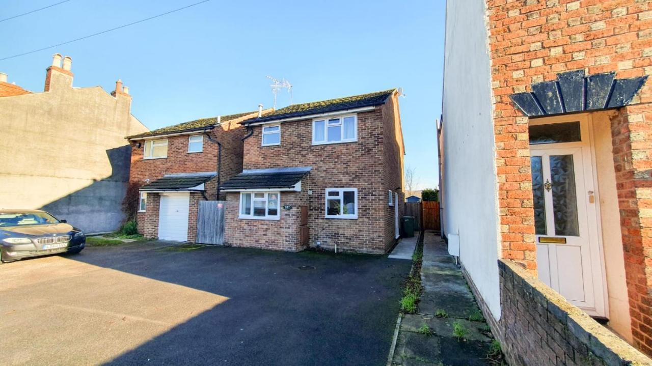 Holiday home Cheerful 4-bedroom In With Free Parking On Premises *