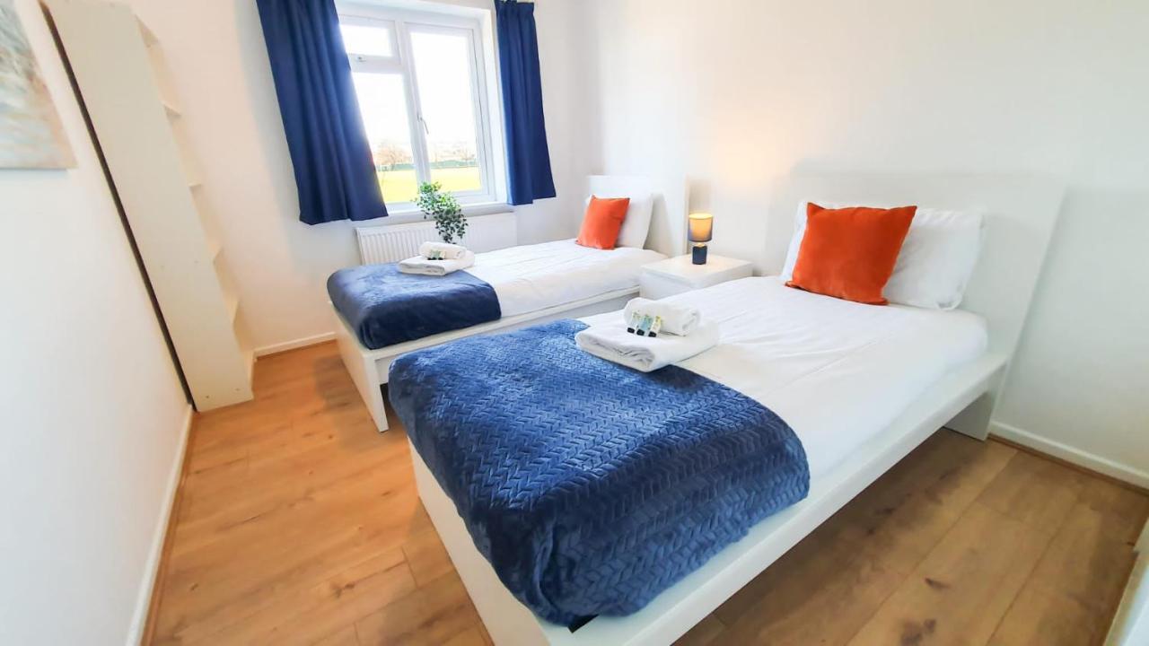 Cheerful 4-bedroom In With Free Parking On Premises Holiday home *