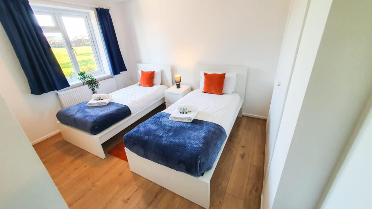 Cheerful 4-bedroom In With Free Parking On Premises Holiday home