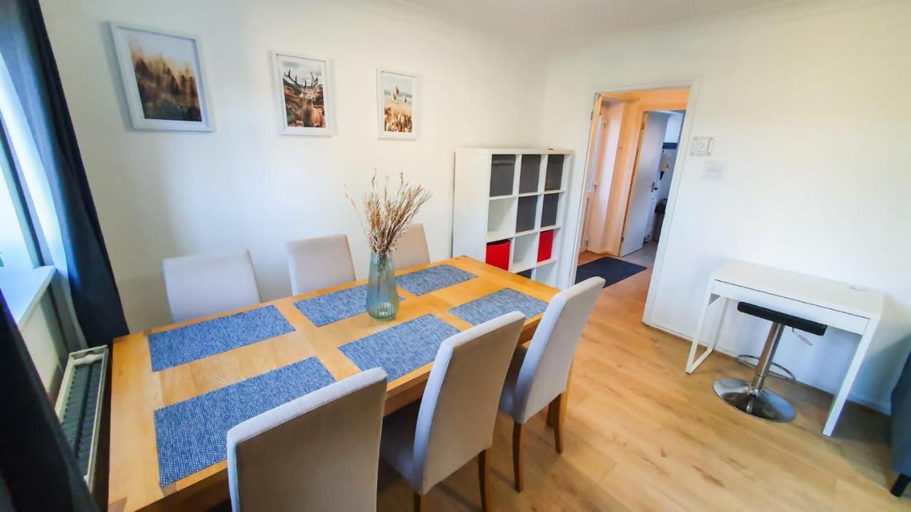 Holiday home Cheerful 4-bedroom In With Free Parking On Premises Cheltenham