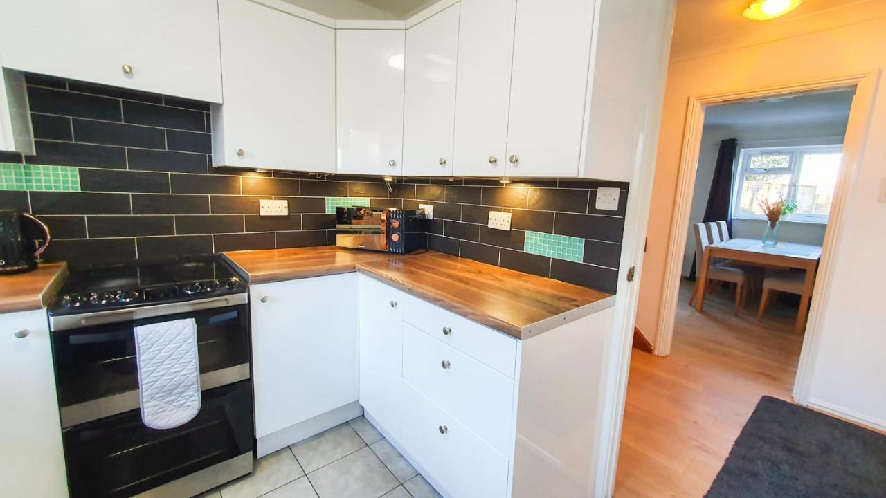 Holiday home Cheerful 4-bedroom In With Free Parking On Premises *