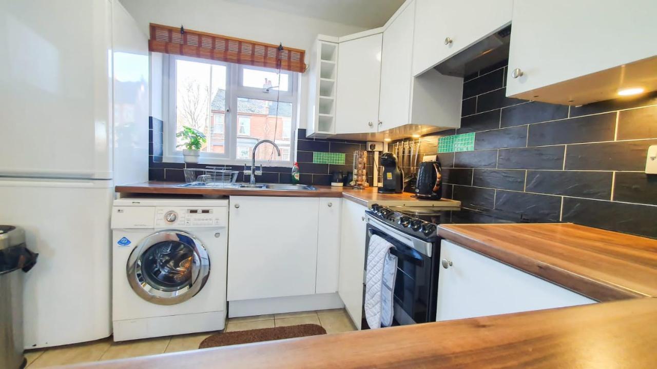 Cheerful 4-bedroom In With Free Parking On Premises Holiday home *