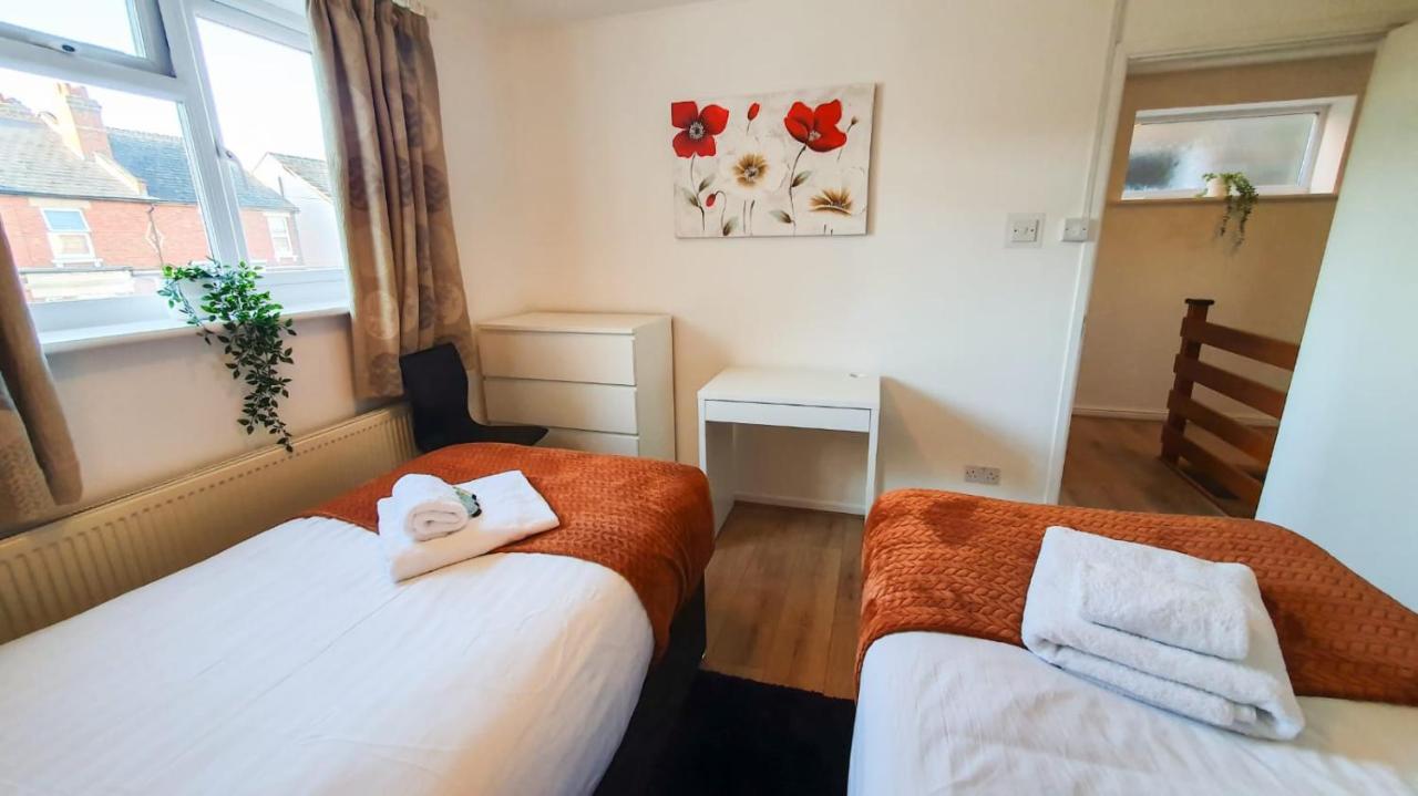 Cheerful 4-bedroom In With Free Parking On Premises Holiday home