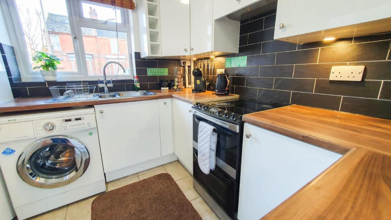 Cheerful 4-bedroom In With Free Parking On Premises Cheltenham