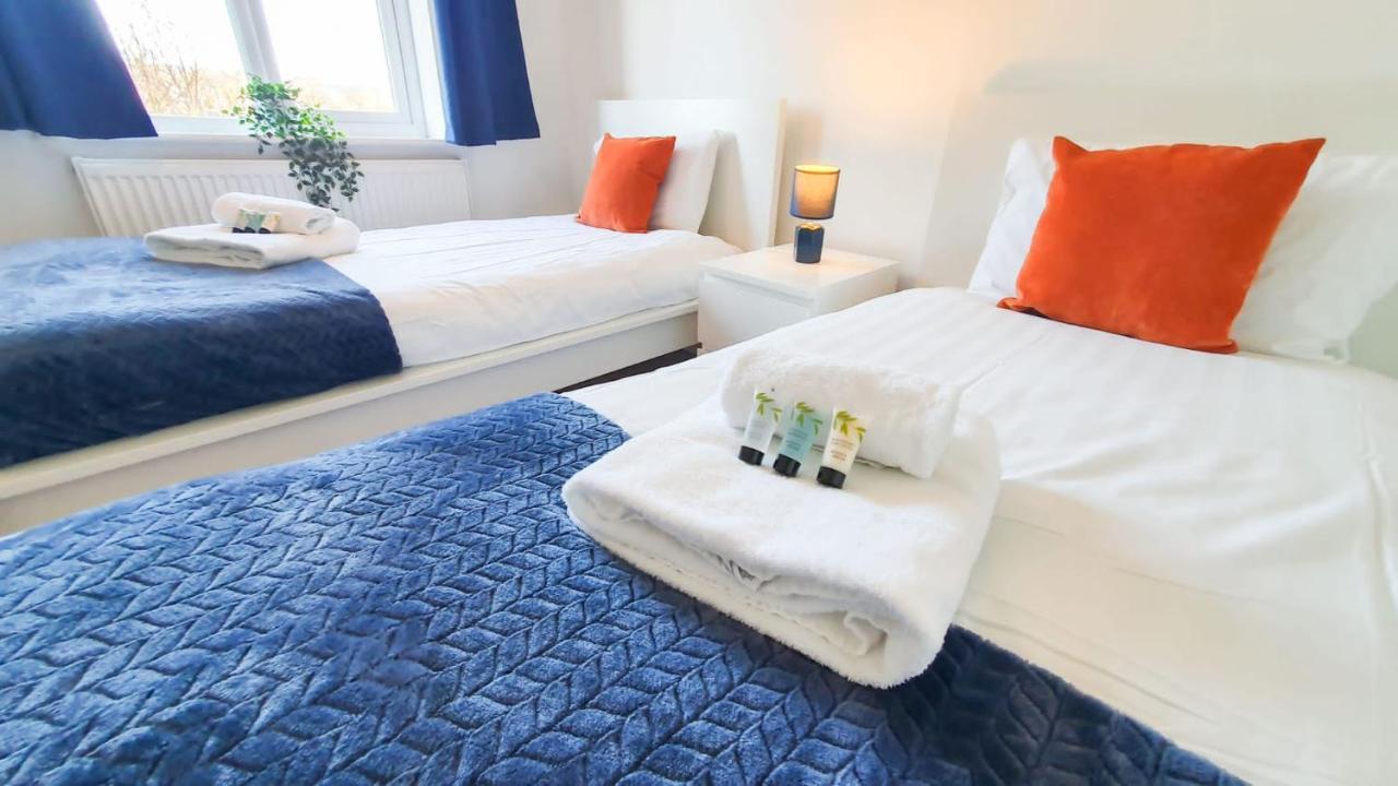 Cheerful 4-bedroom In With Free Parking On Premises Holiday home *