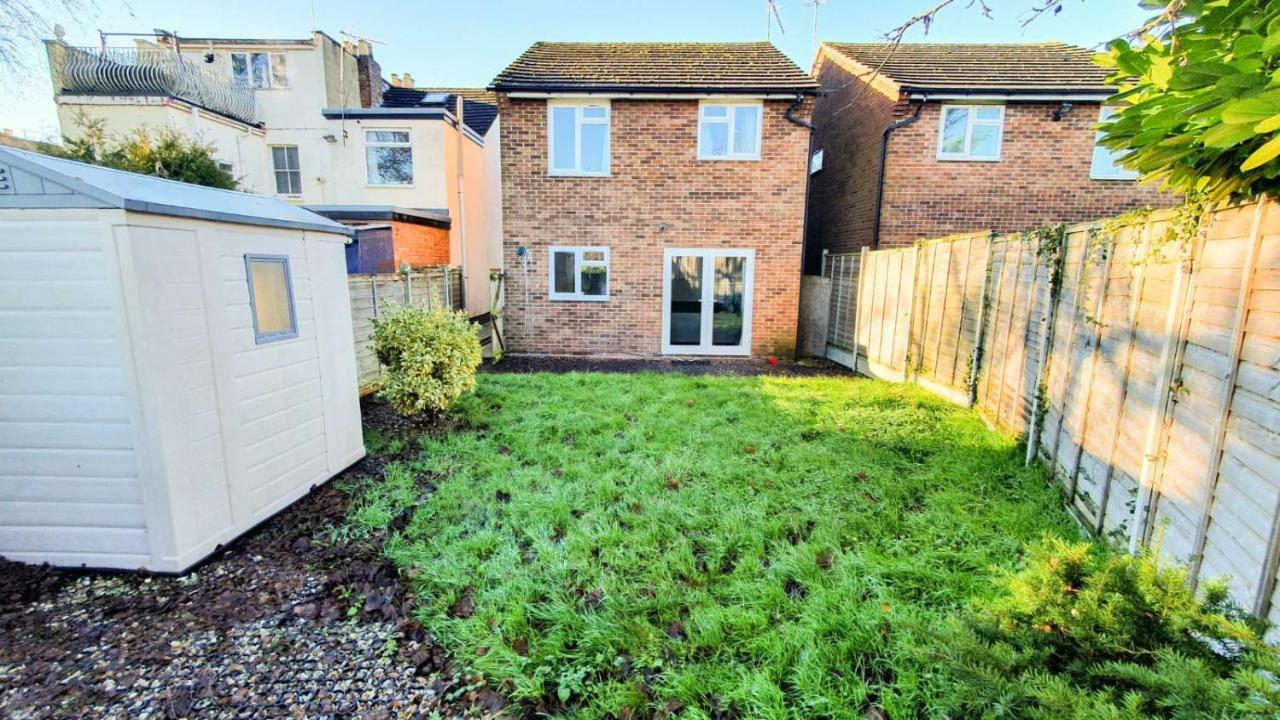 Cheerful 4-bedroom In With Free Parking On Premises Holiday home Cheltenham