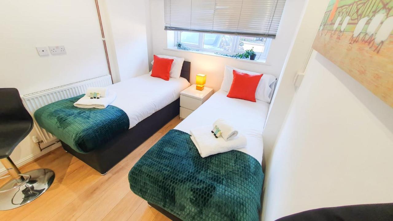 Holiday home Cheerful 4-bedroom In With Free Parking On Premises Cheltenham