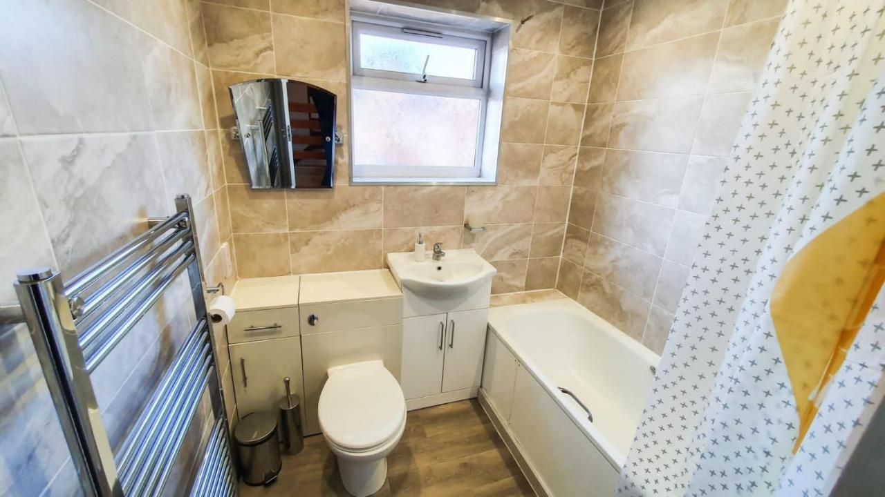 Cheerful 4-bedroom In With Free Parking On Premises Cheltenham