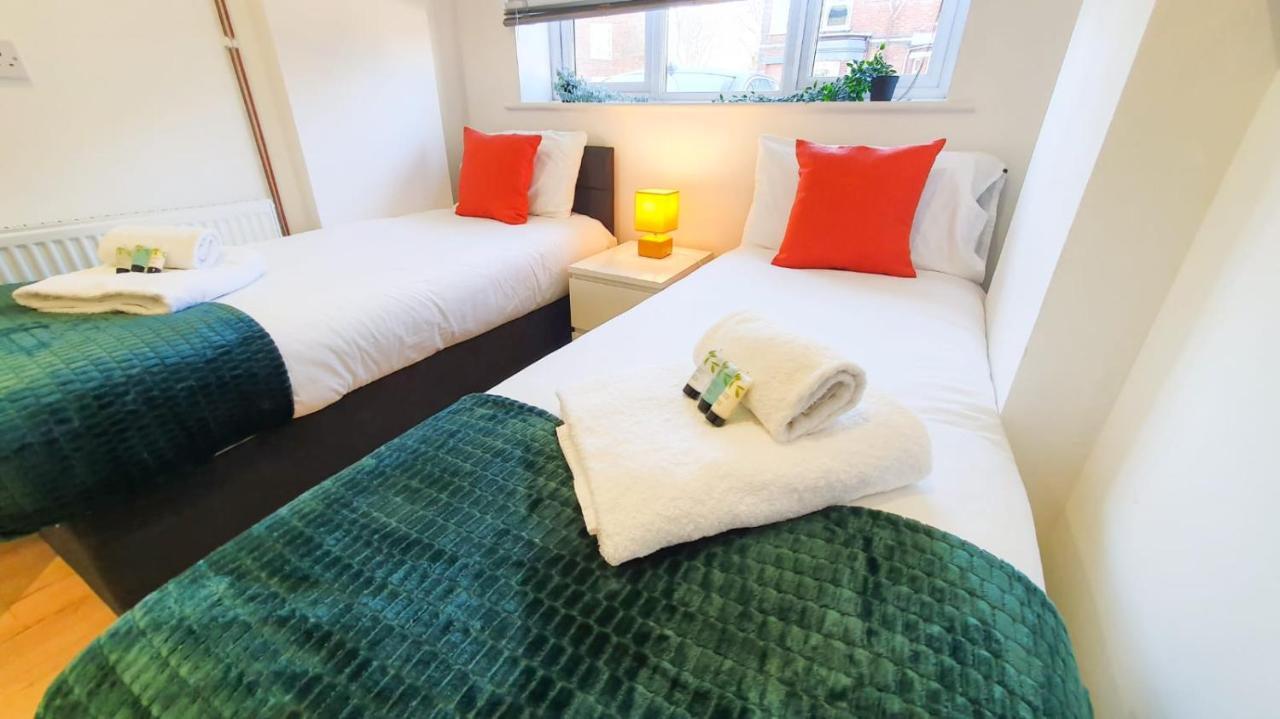 Cheerful 4-bedroom In With Free Parking On Premises Holiday home *