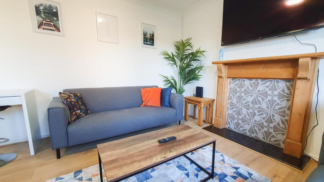 Holiday home Cheerful 4-bedroom In With Free Parking On Premises