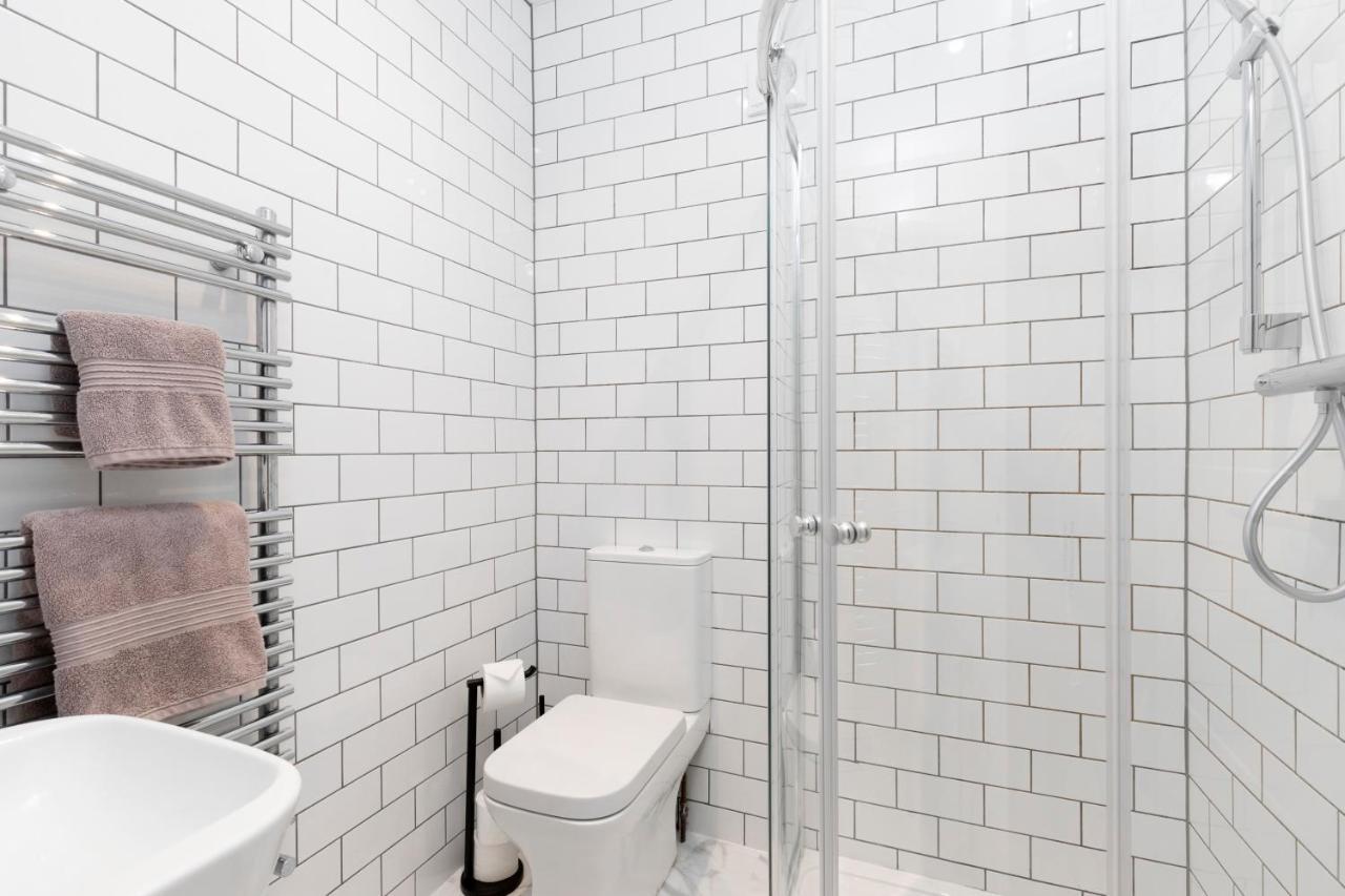 Elliot Oliver - Laverham House - Stunning 6 Bedroom Regency House With Parking Apartment