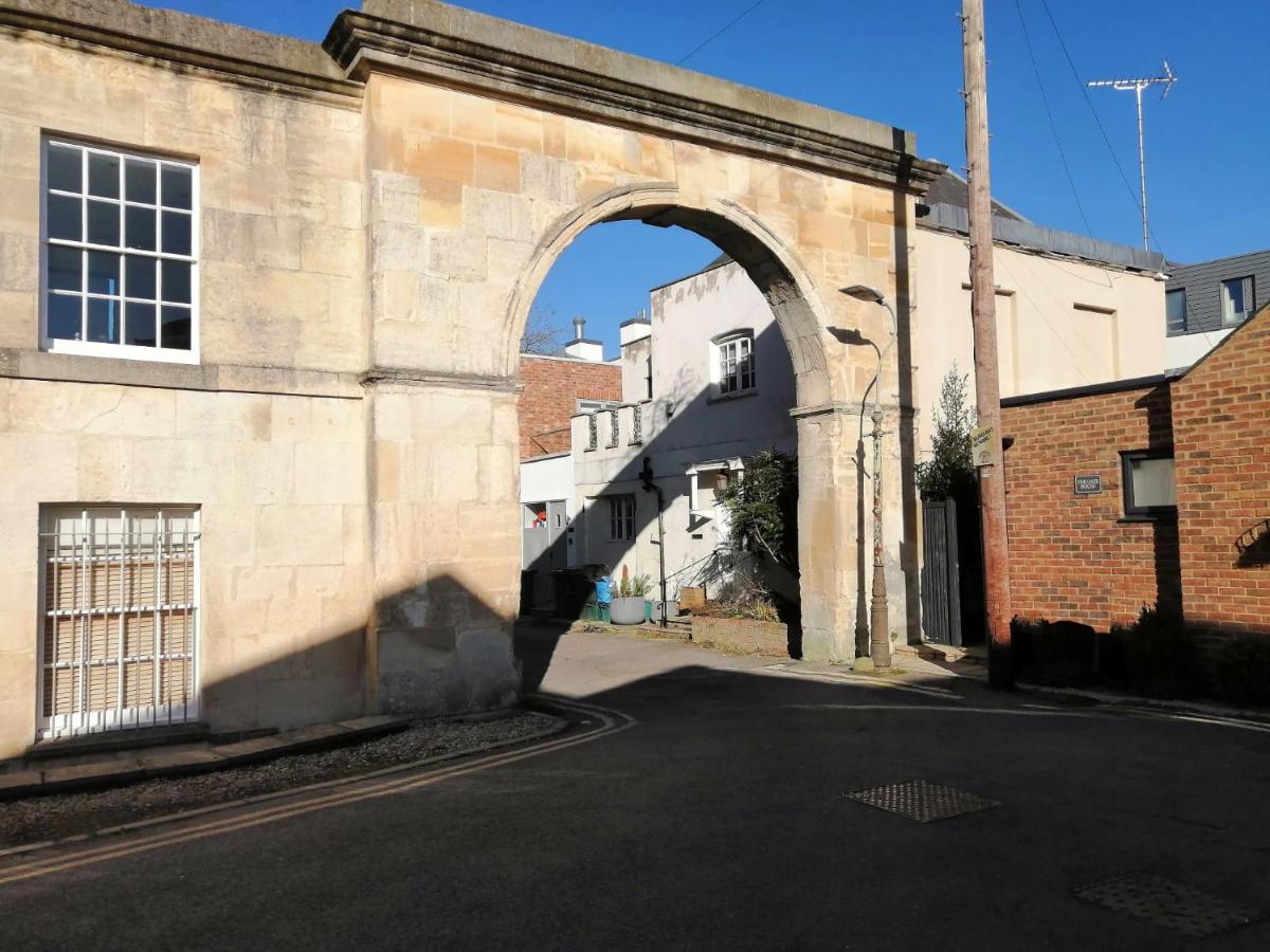 Apartment Lansdown 2br Old Coach House Near Town Centre - Retro Charm & Cozy Vibes By Suitely *