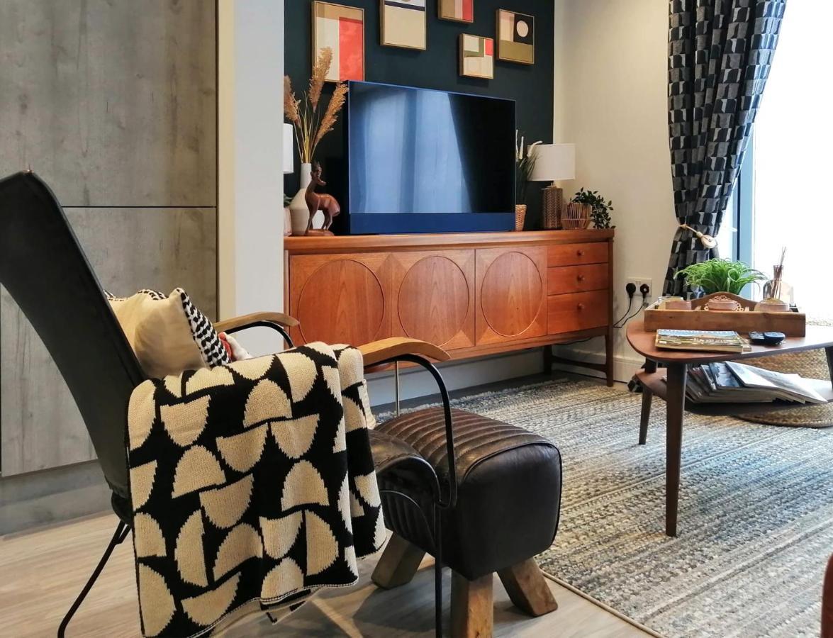 Lansdown 2br Old Coach House Near Town Centre - Retro Charm & Cozy Vibes By Suitely Cheltenham