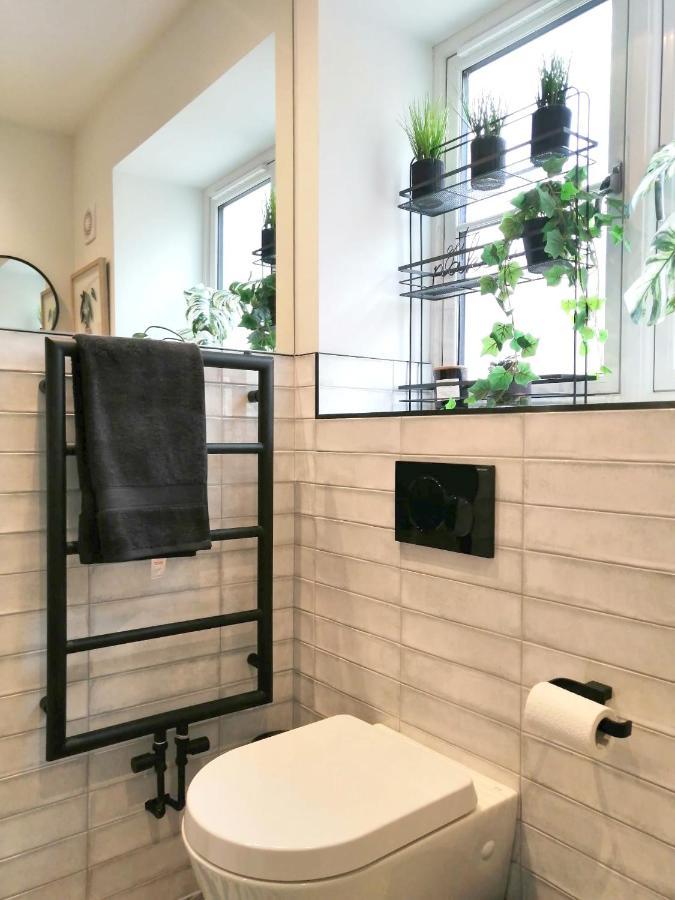 Lansdown 2br Old Coach House Near Town Centre - Retro Charm & Cozy Vibes By Suitely *
