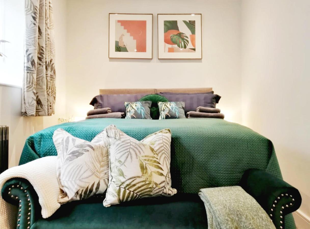 Lansdown 2br Old Coach House Near Town Centre - Retro Charm & Cozy Vibes By Suitely