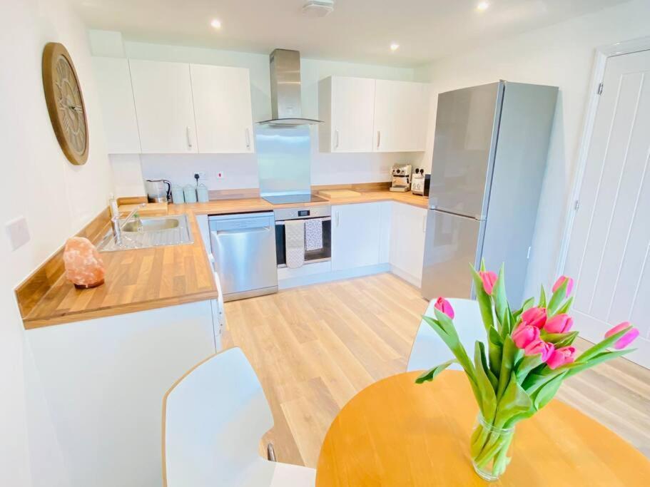 Beautiful, Brand New Apartment! Apartamento Cheltenham