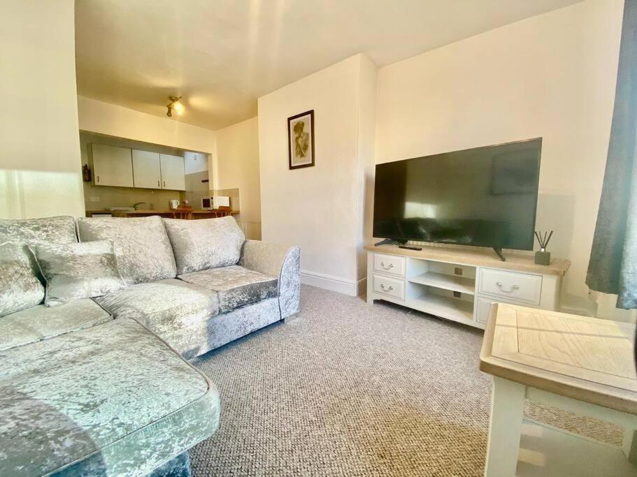 64 Bath Road - To Apartment