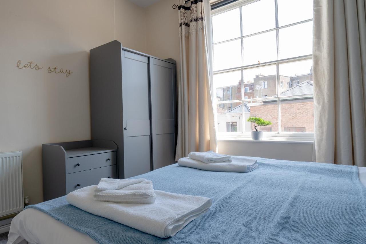 Montpellier Regency Balcony & Parking Apartment Cheltenham