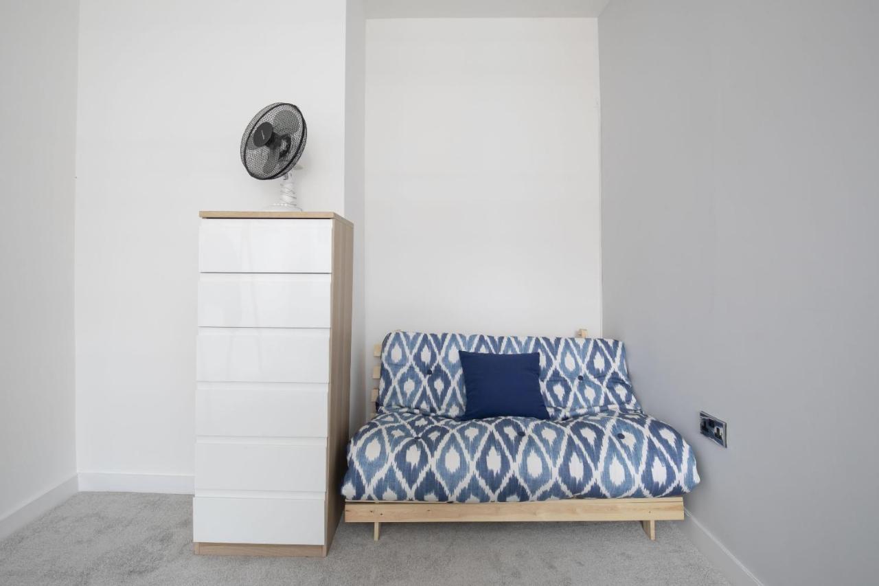 Beautifully Presented Newly Renovated City-centre In Apartment