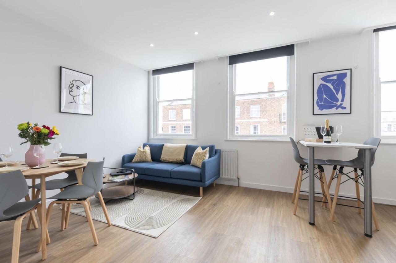 Beautifully Presented Newly Renovated City-centre In Apartment *