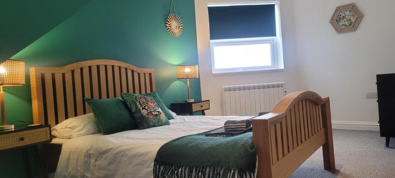 Apartment Leckhampton Road - *