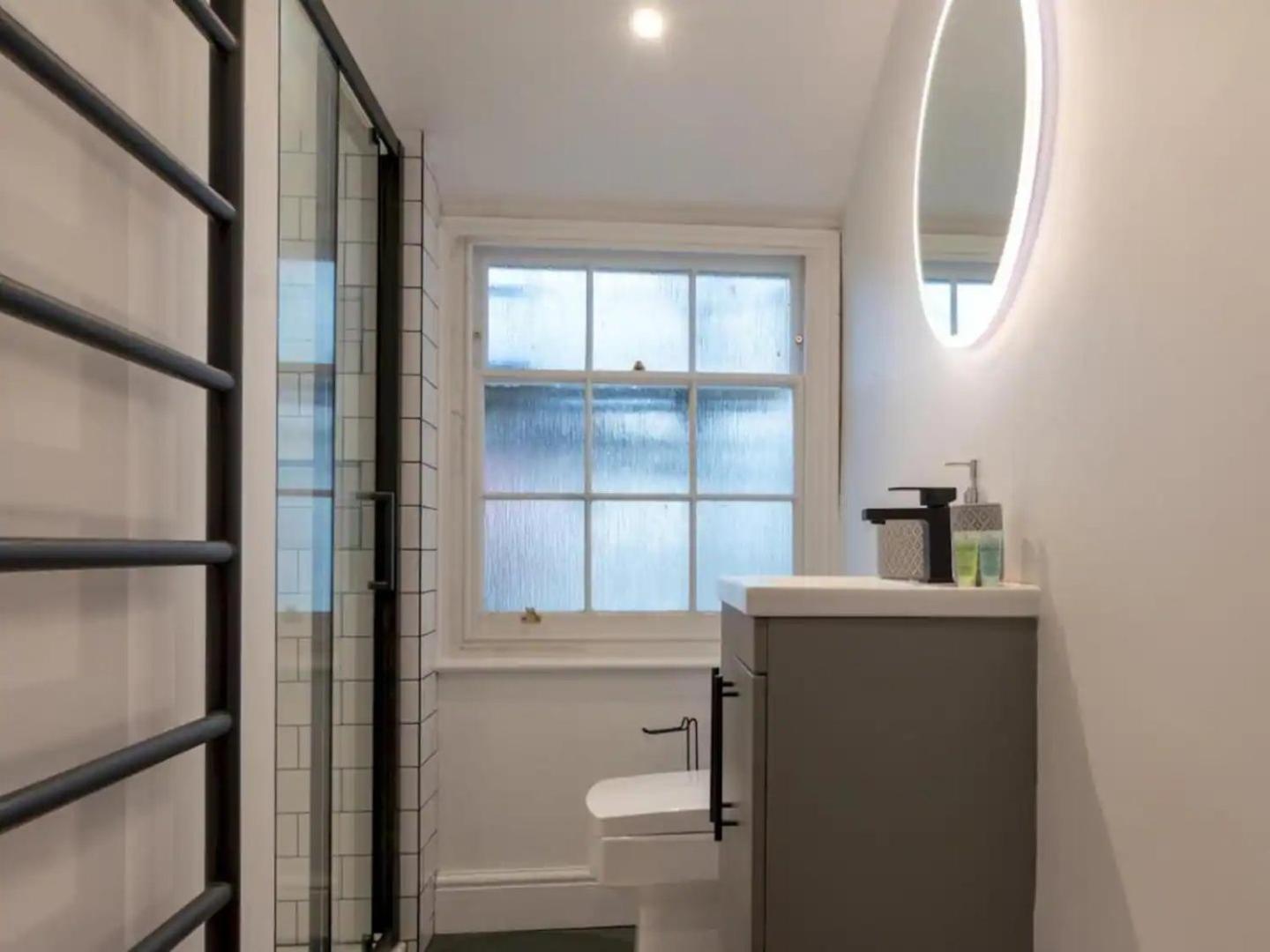Pass The Keys Stylish Grade Ii Listed House Holiday home