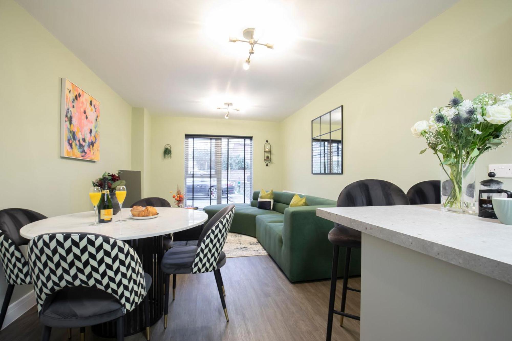 Elliot Oliver Apartment Cheltenham