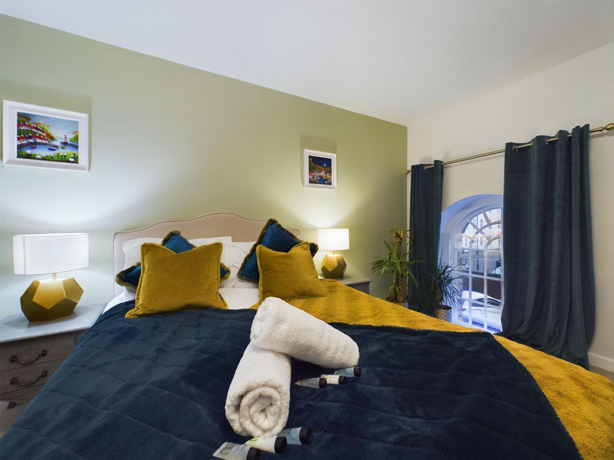 Modern Duplex Central Free Parking Wi-fi * Cheltenham