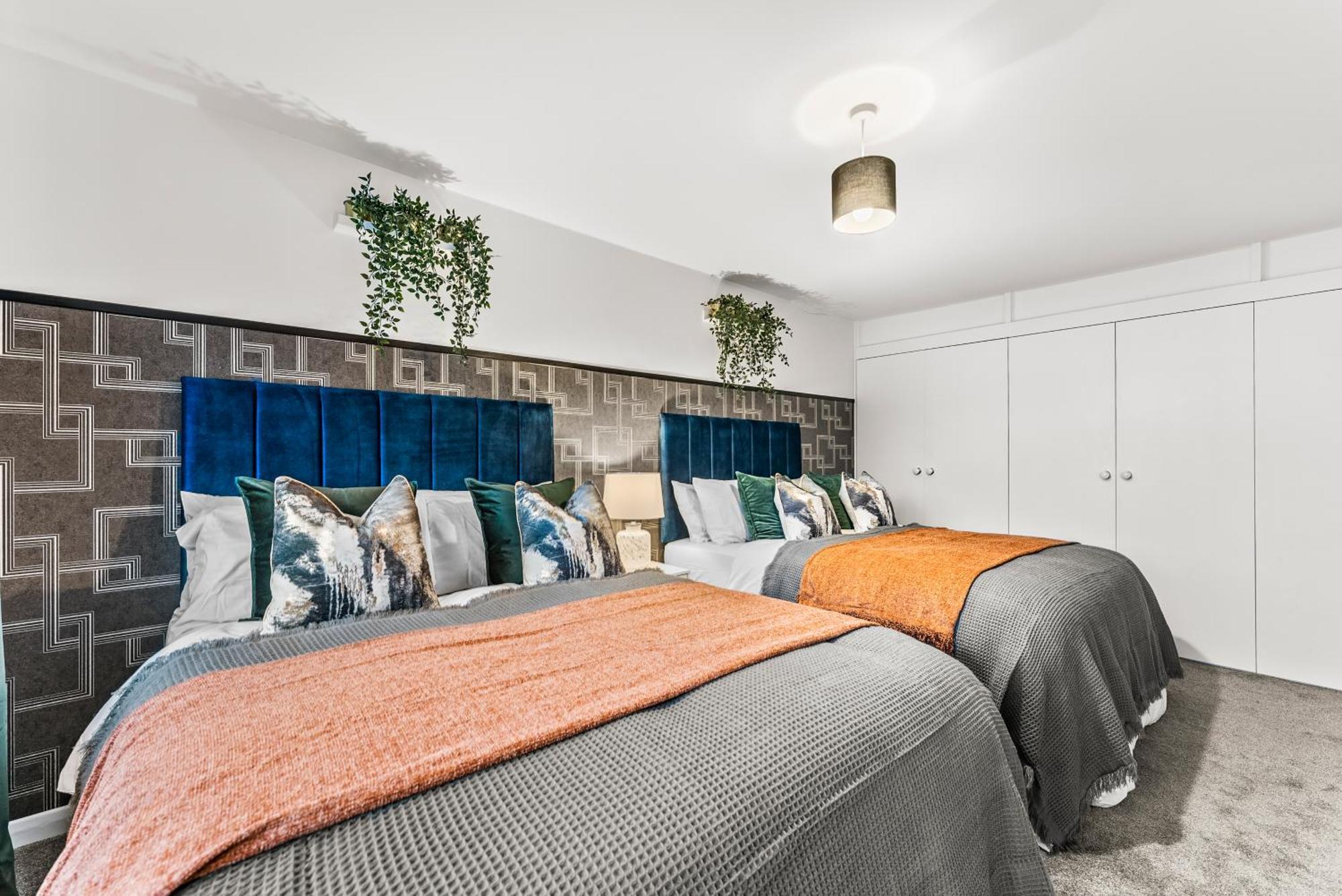Elegant Retreat In Cheltenham - Garden & Parking Included *