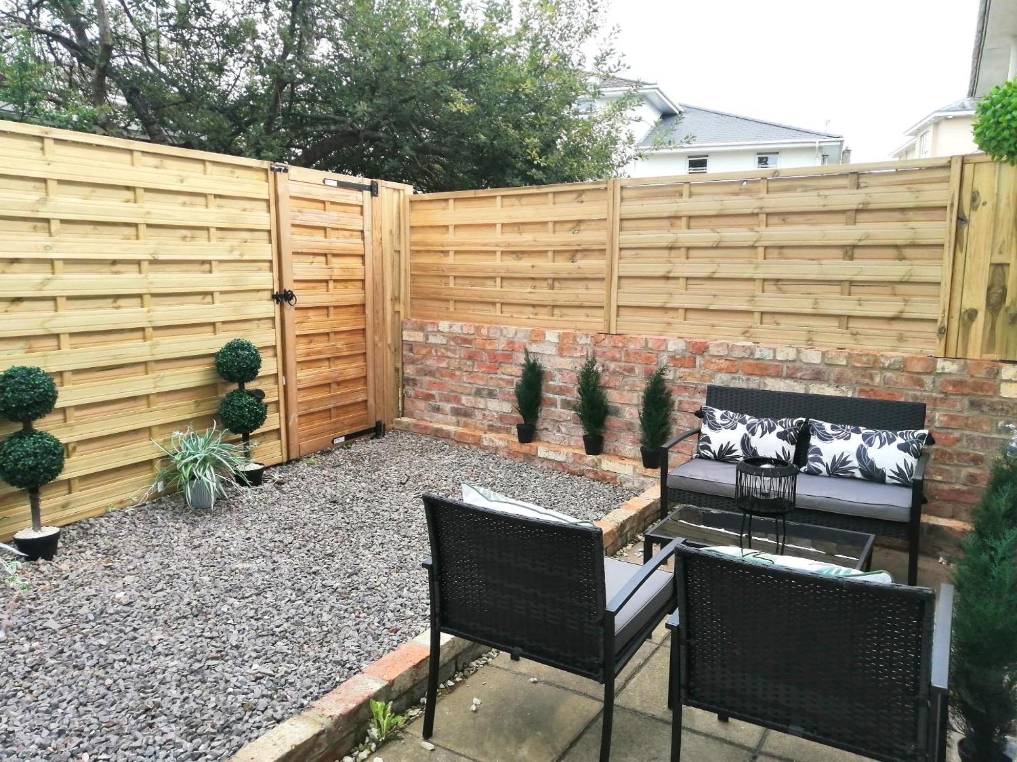 Lansdown 2br Old Coach House Near Town Centre - Retro Charm & Cozy Vibes By Suitely Cheltenham