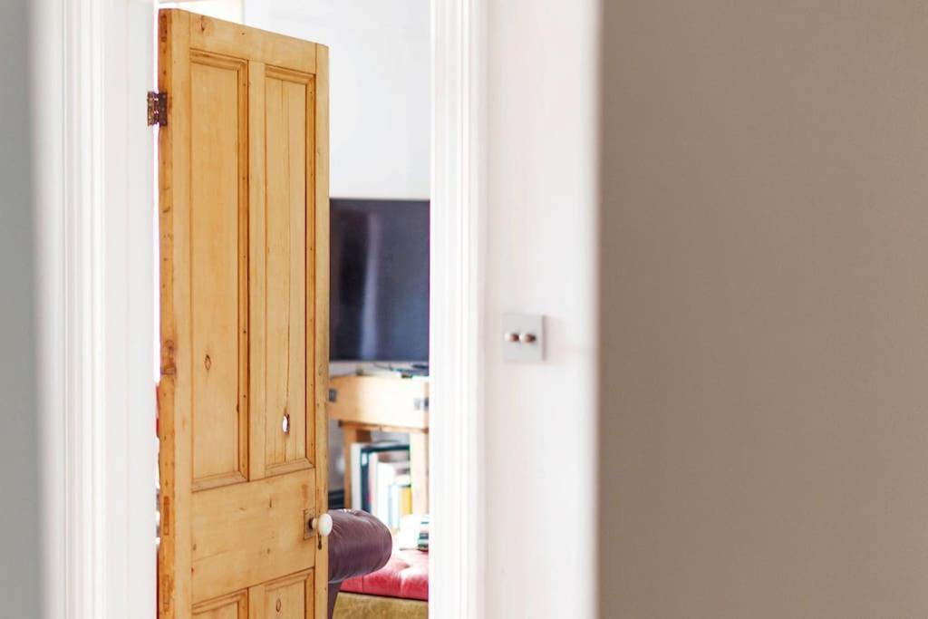 Yellow Door Apartment Cheltenham