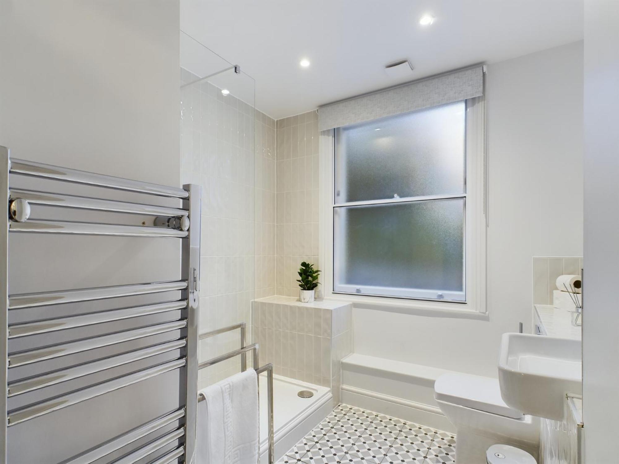 The Grove King Bed Wi-fi Ev Charger Apartment Cheltenham