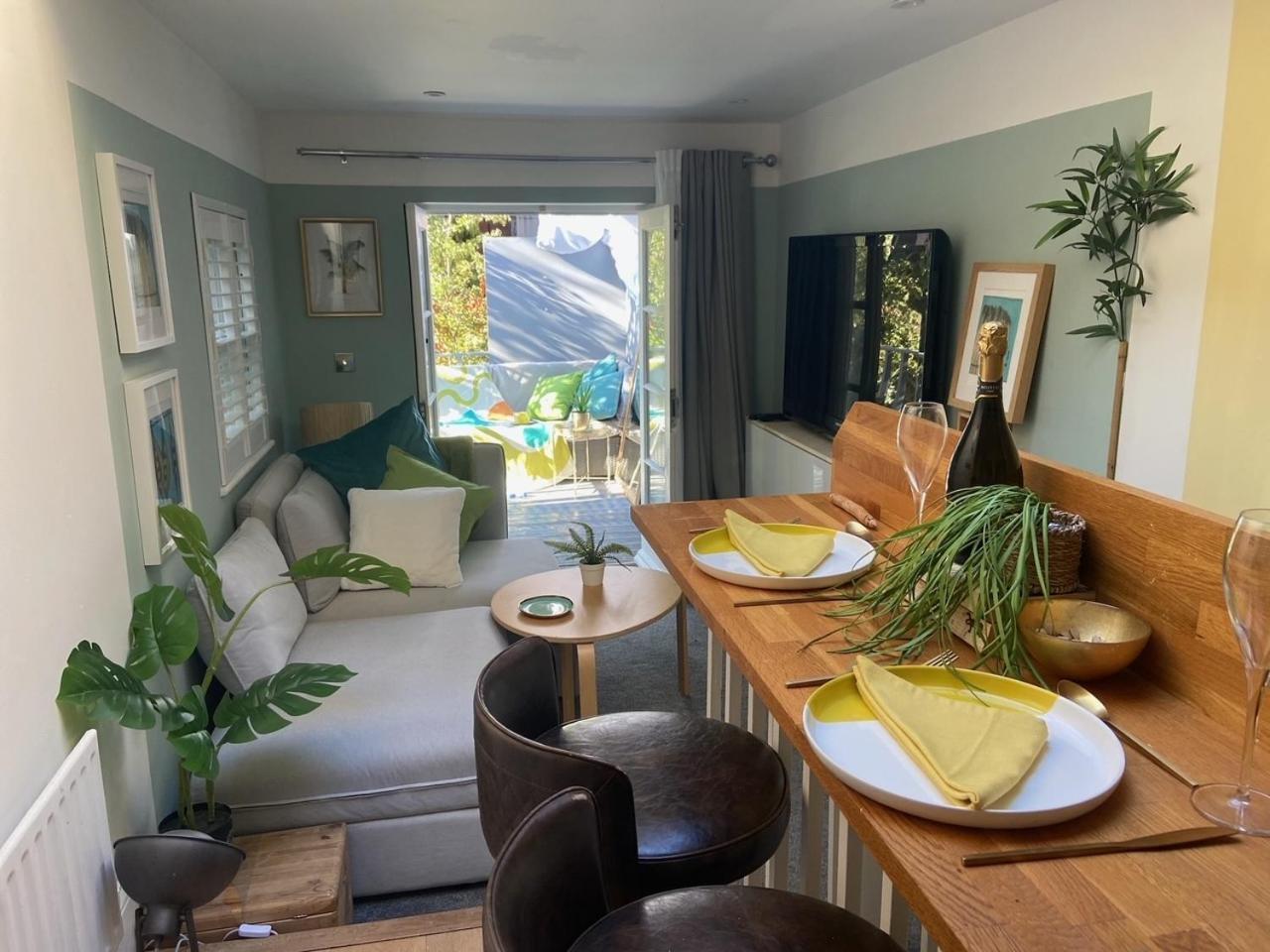 Town Centre Garden Retreat Apartment *