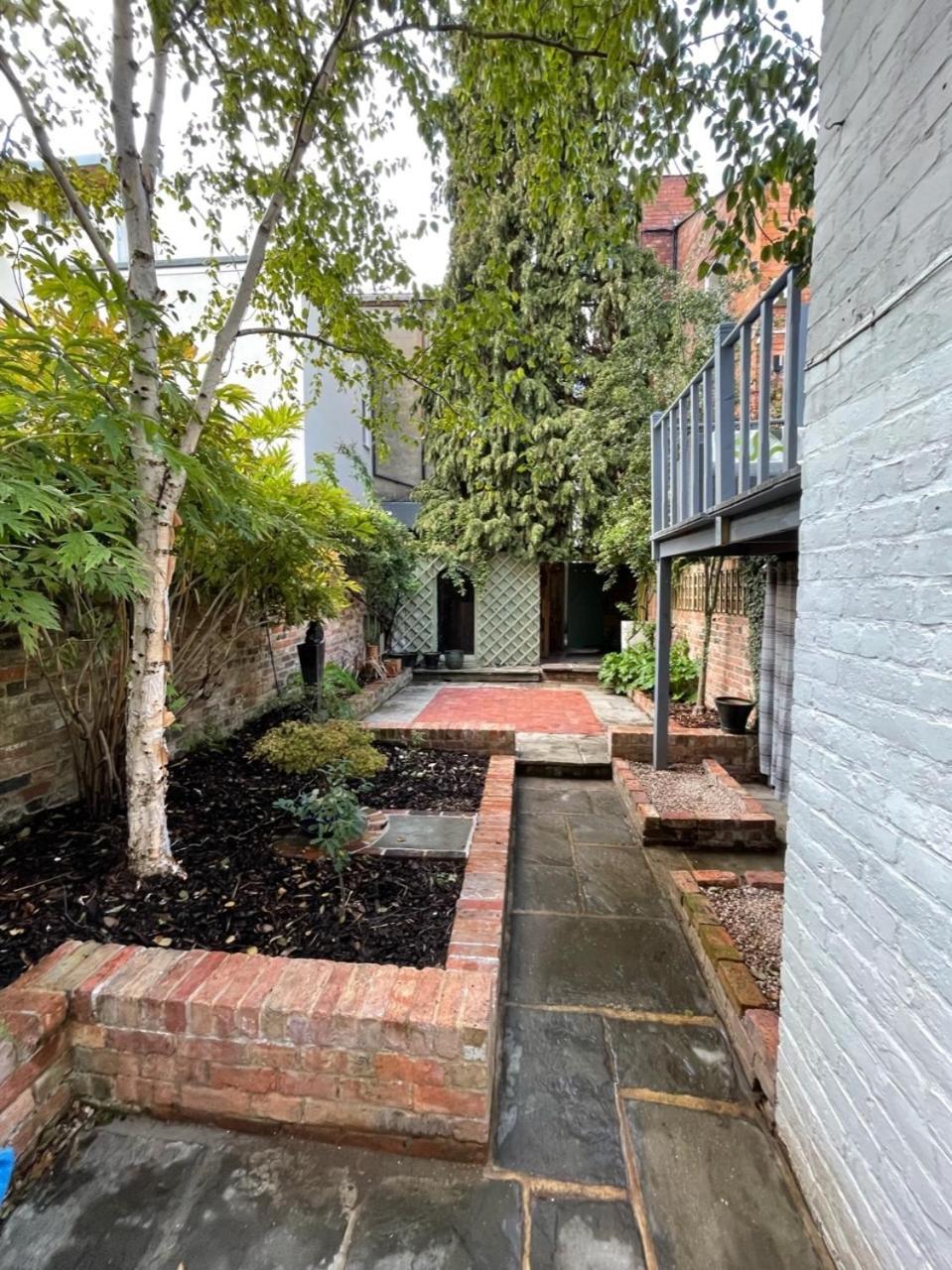Apartment Town Centre Garden Retreat