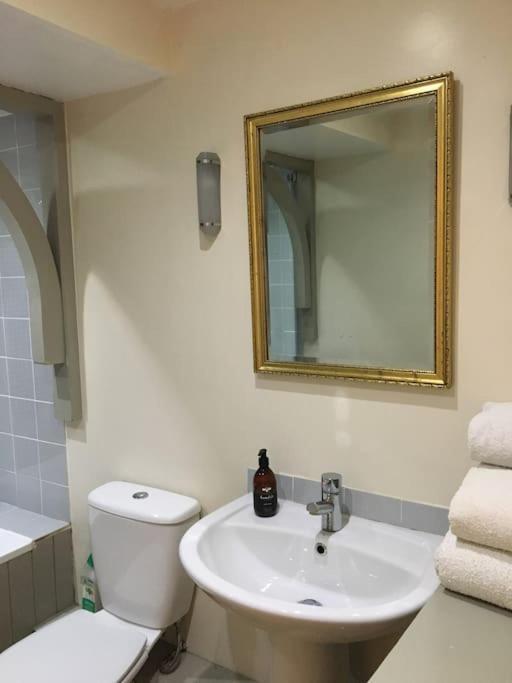 A Self Contained On The Bath Road *