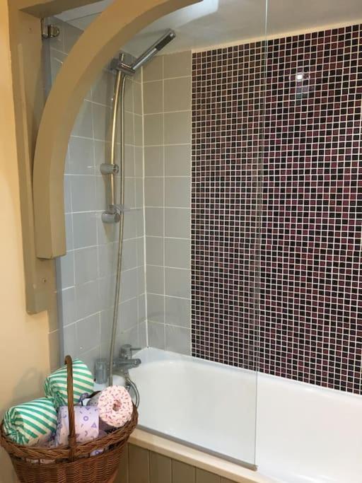 A Self Contained On The Bath Road Apartment *