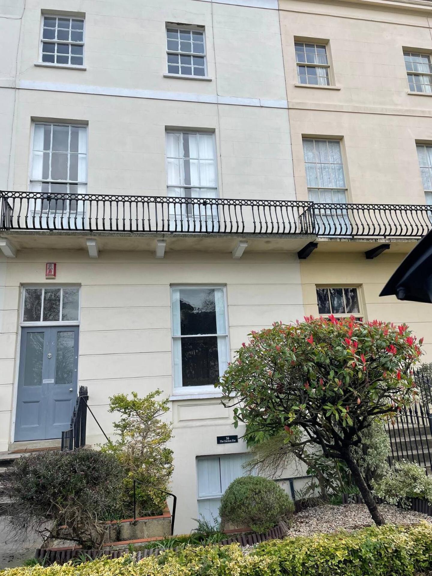 Cheltenham, Tivoli 1 Bedroom Apartment *