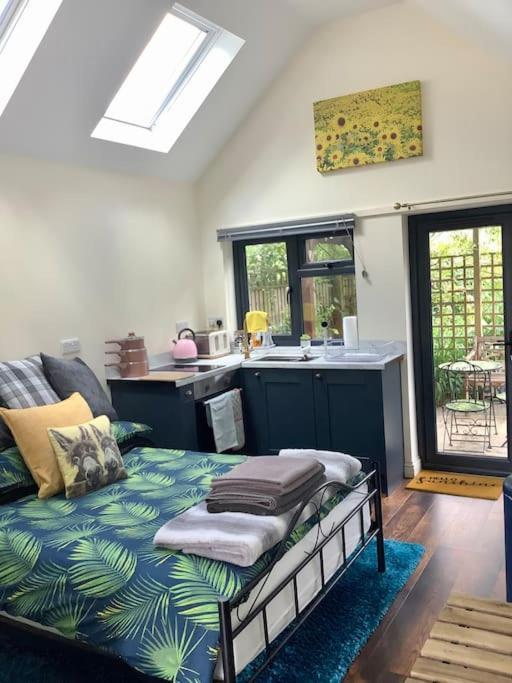The Snug In Cheltenham, Leckhampton - A Cosy & Unique Space Chalet