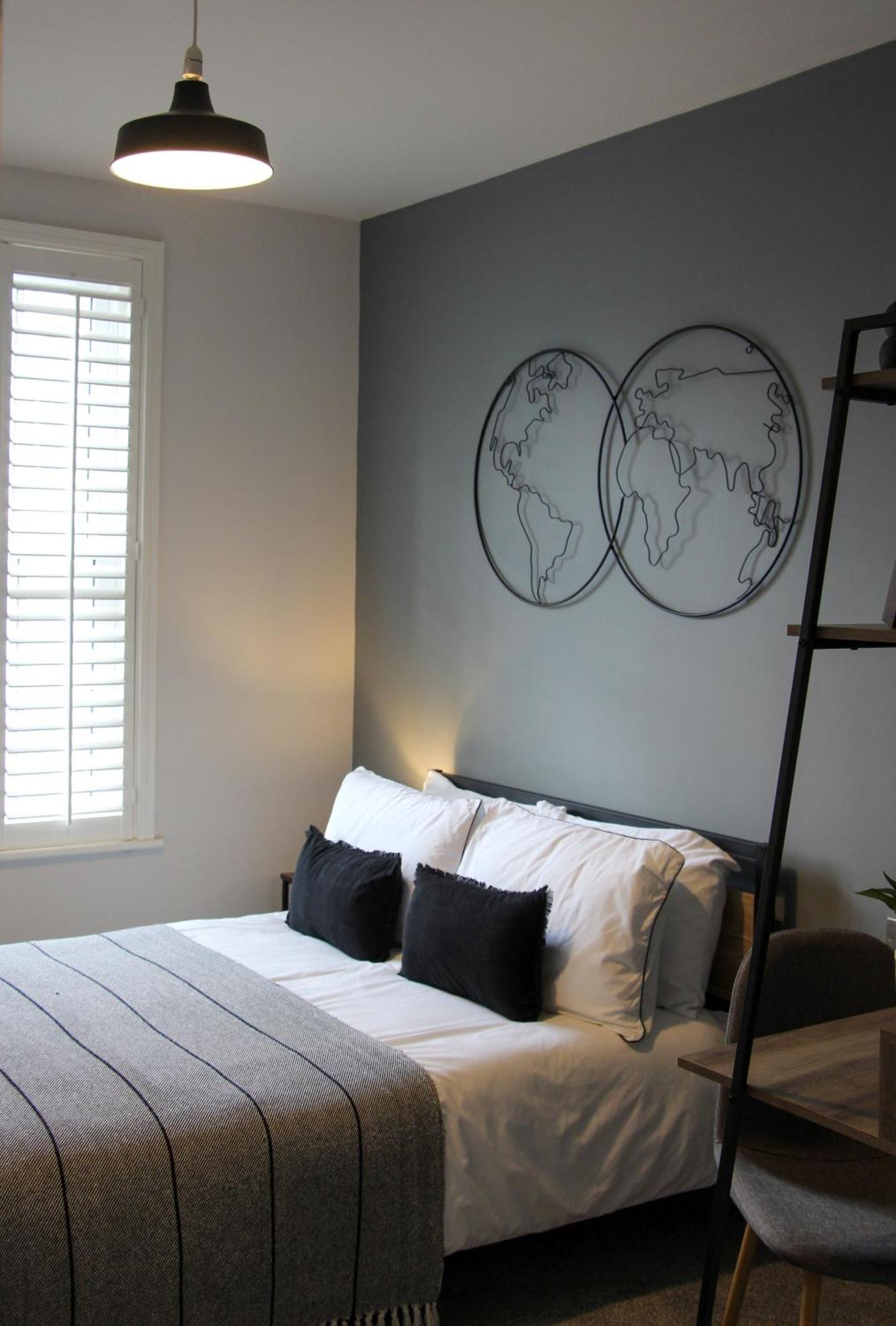 New, Luxury In Town Centre Apartment