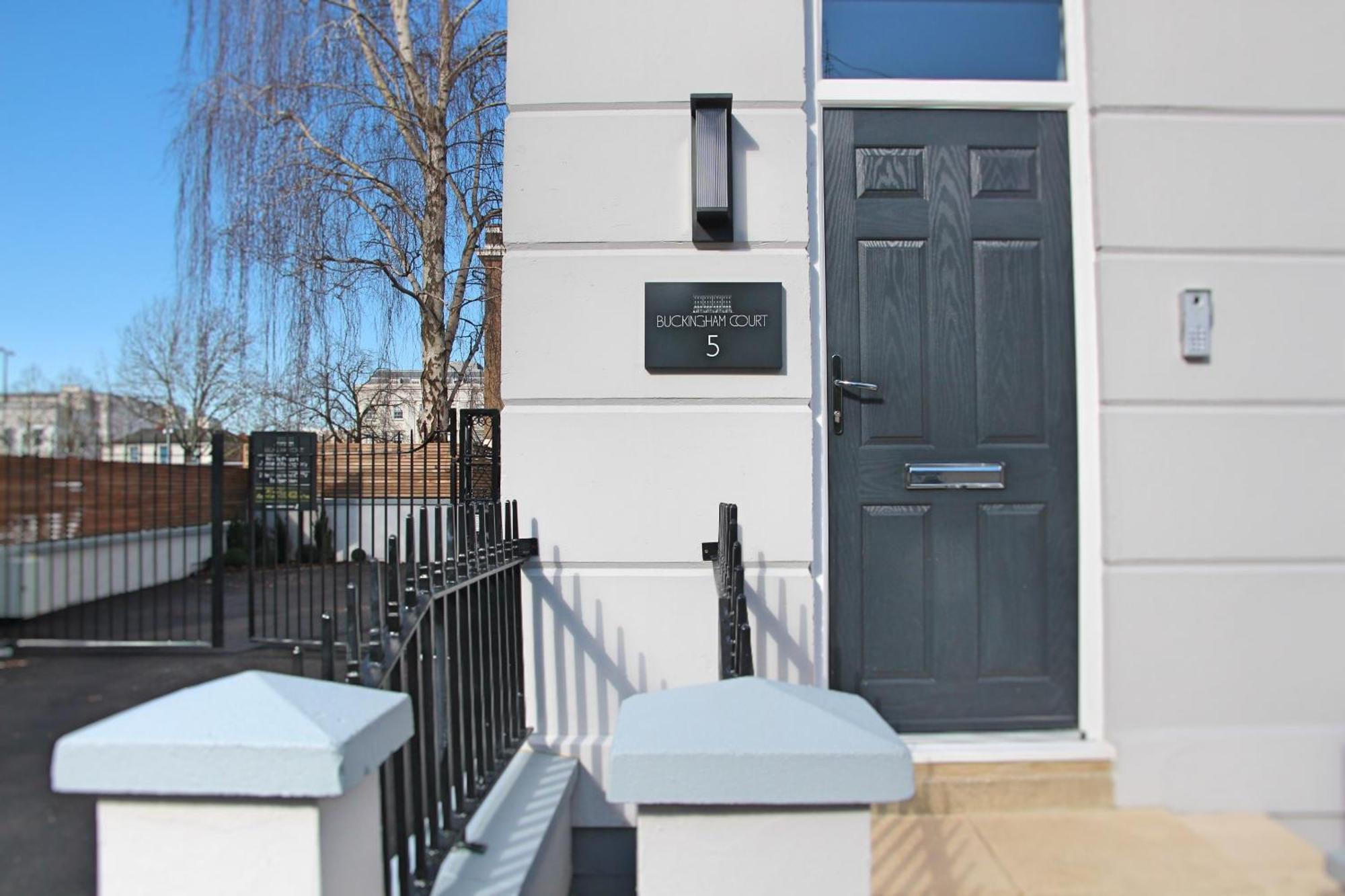 New, Luxury In Town Centre *