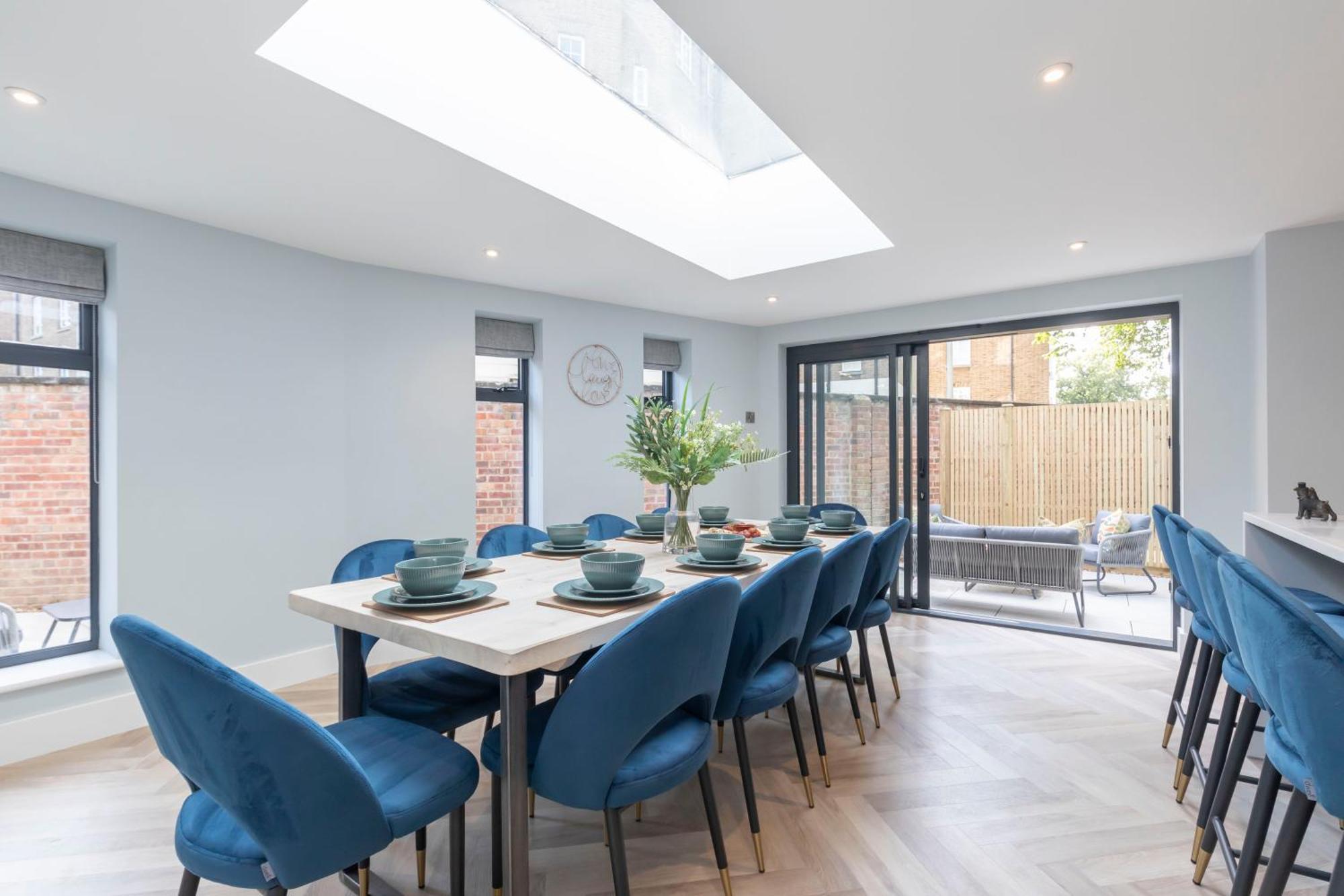 Apartment Elliot Oliver - Comfortable Five Bedroom Town Centre House With Garden & Garage *