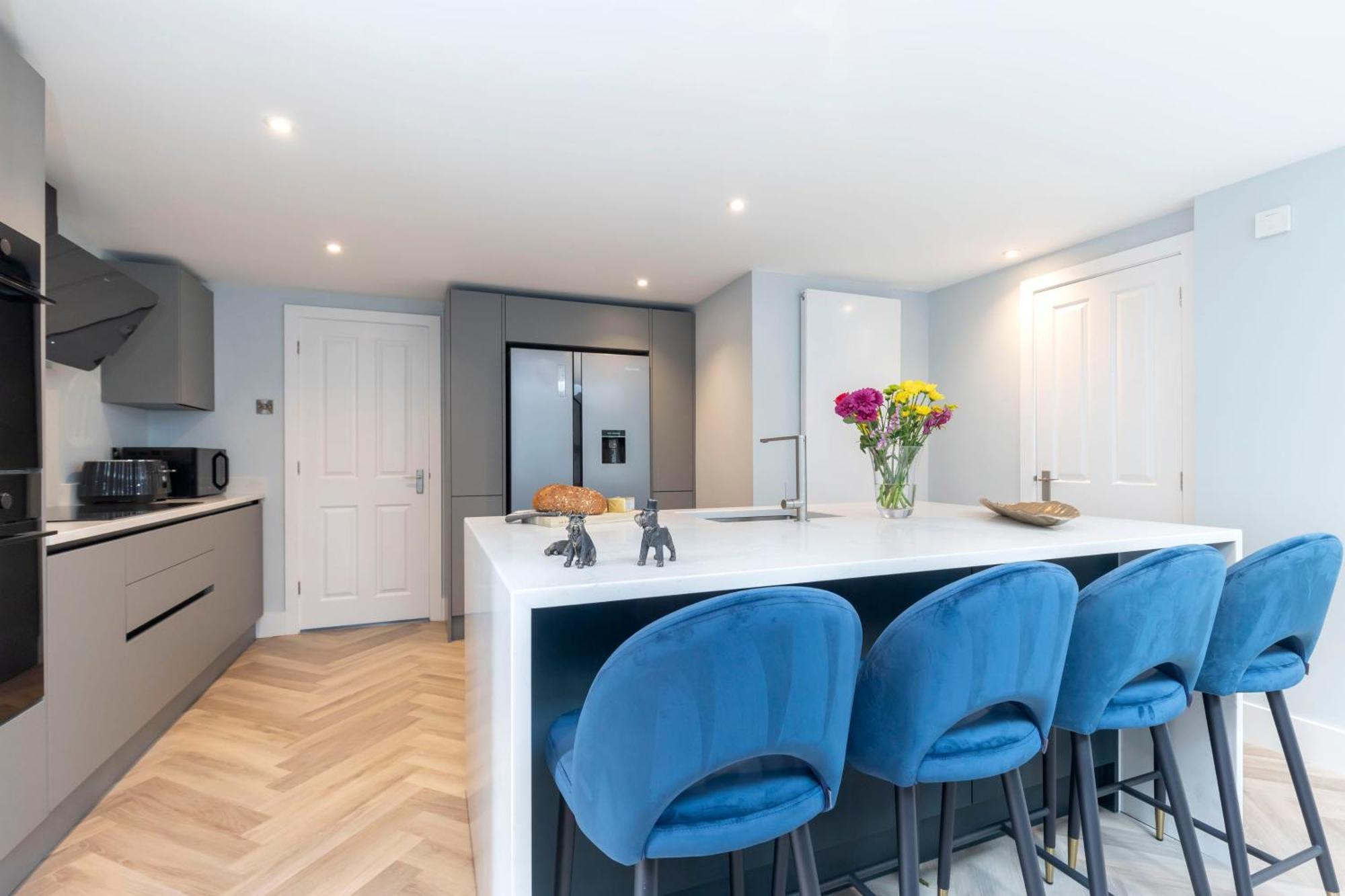 Elliot Oliver - Comfortable Five Bedroom Town Centre House With Garden & Garage * Cheltenham