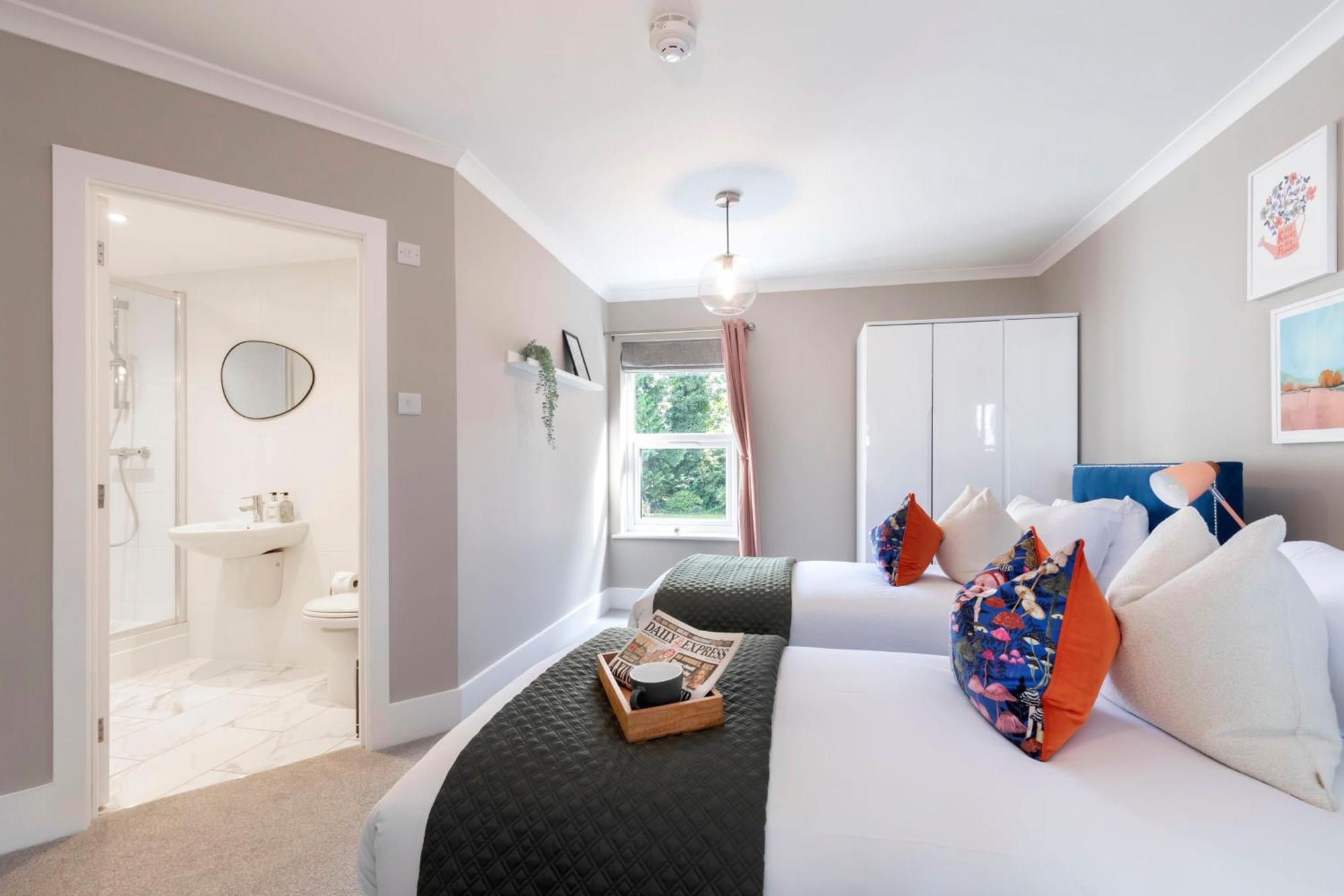 Elliot Oliver - Comfortable Five Bedroom Town Centre House With Garden & Garage * Cheltenham