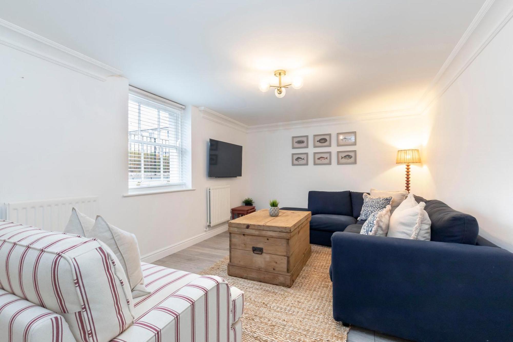 Beautiful 2-bed 2 Bath Regency Flat With Parking