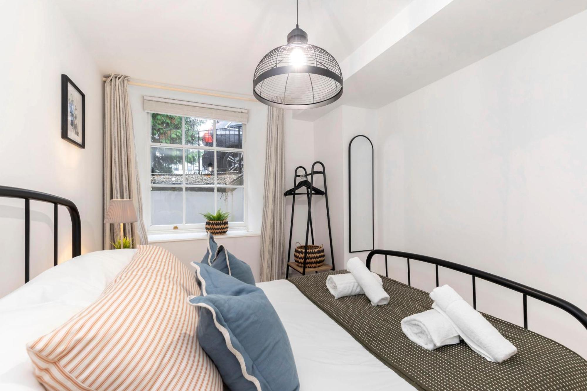 Beautiful 2-bed 2 Bath Regency Flat With Parking