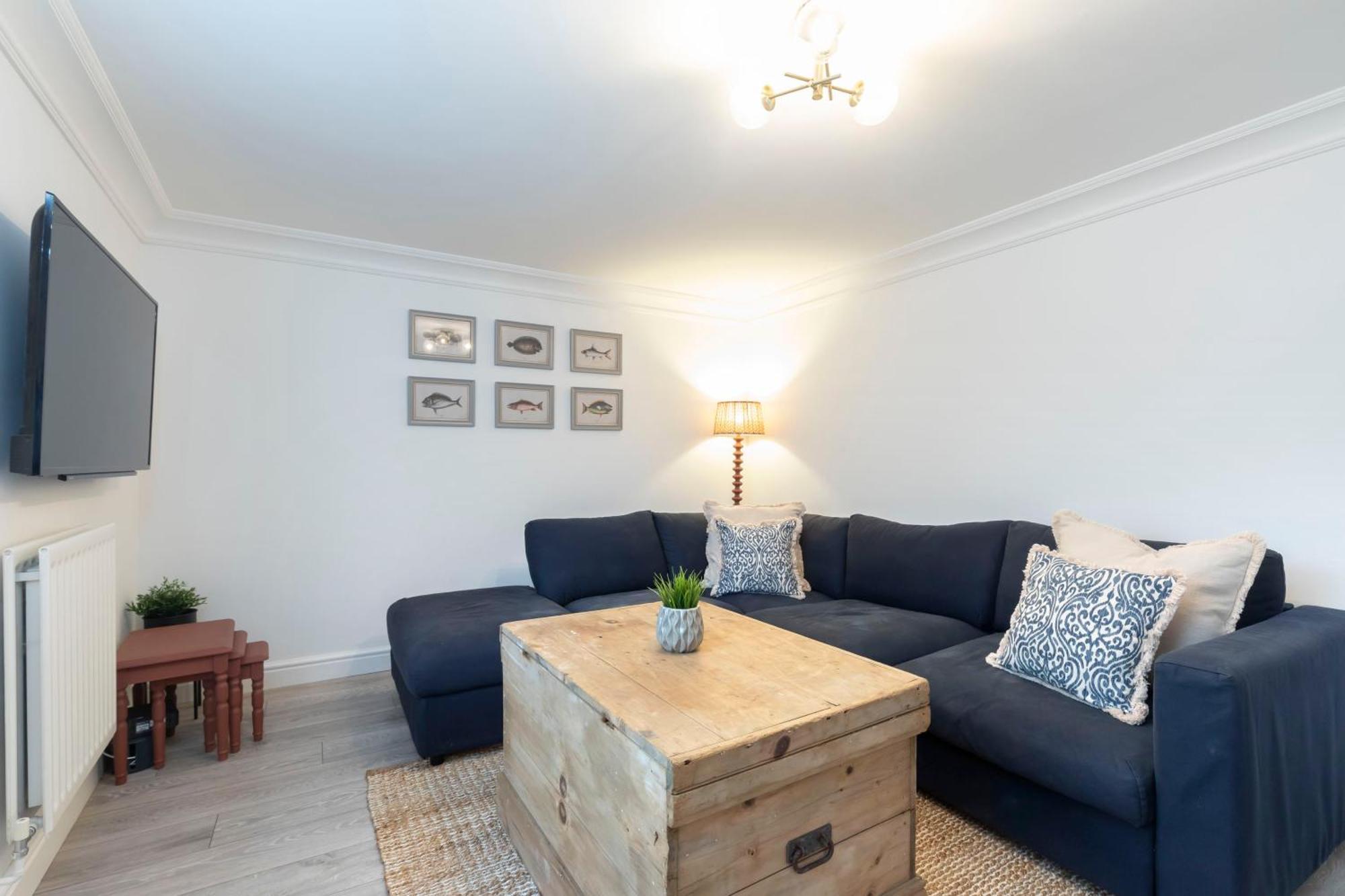 Apartment Beautiful 2-bed 2 Bath Regency Flat With Parking *